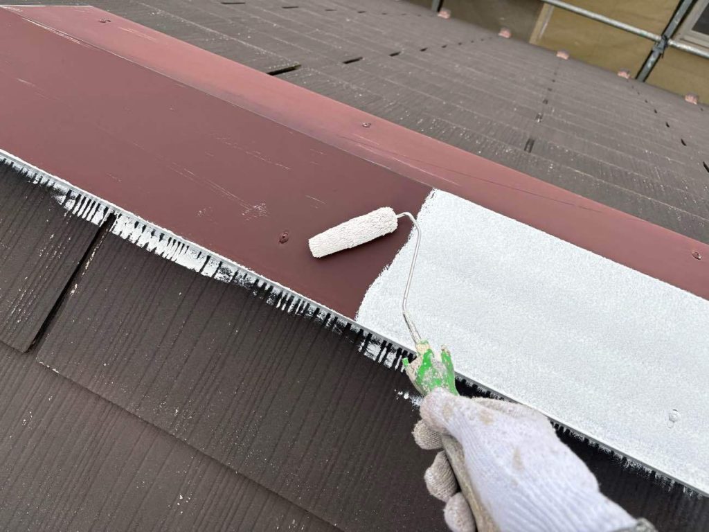 棟板金の下地処理後下塗りを行います。板金の下塗りには上塗り塗料との密着力の高い下塗り材を使用します。