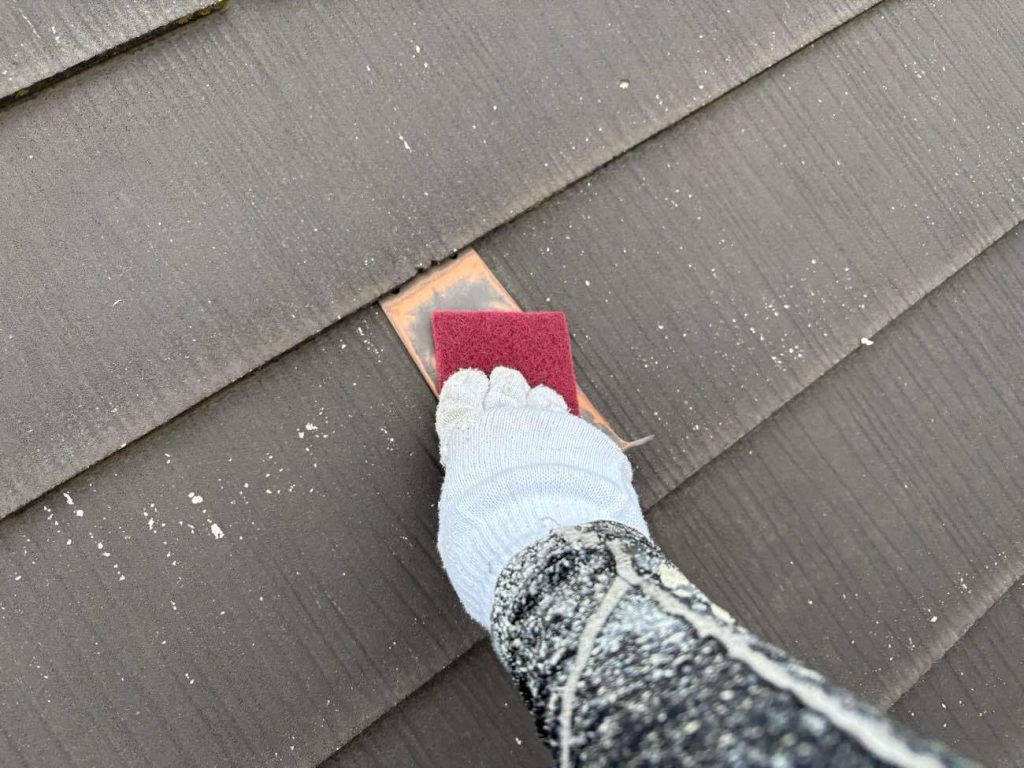 屋根に鉄製の雪止め金具がついている場合、その部分も棟板金同様下地処理としてケレン、シンナー拭きを実施します。