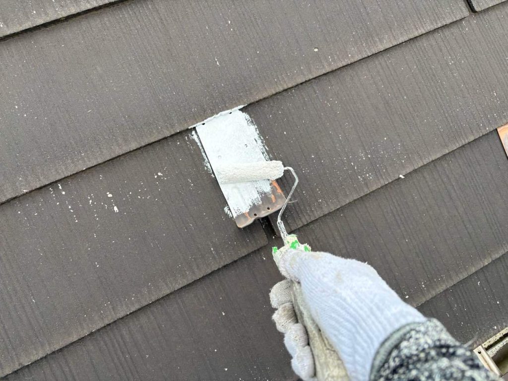 雪止め金具の下地処理後下塗りを行います。棟板金同様に下塗りには上塗り塗料との密着力の高い下塗り材を使用します。