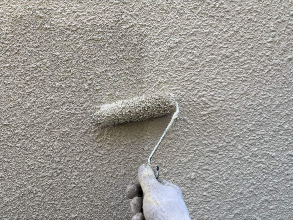 今回使用する上塗り塗料ネオフレッシュティアラVM専用の下塗り材であるセラファンデ弾性カラーSi下塗りの様子です。下塗り工程は2回に分け行います。