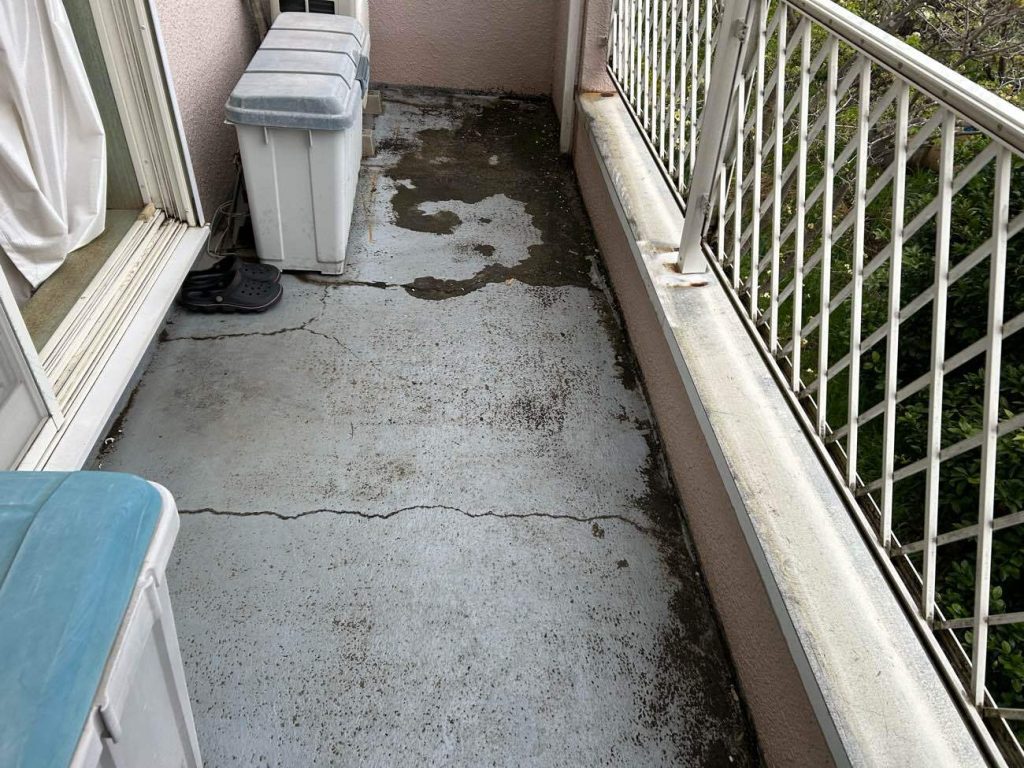 ベランダの平場や立ち上がり部分の防水層も経年劣化が進んでおり、雨漏りに繋がる前にウレタン防水工事による保護が必要でした。
