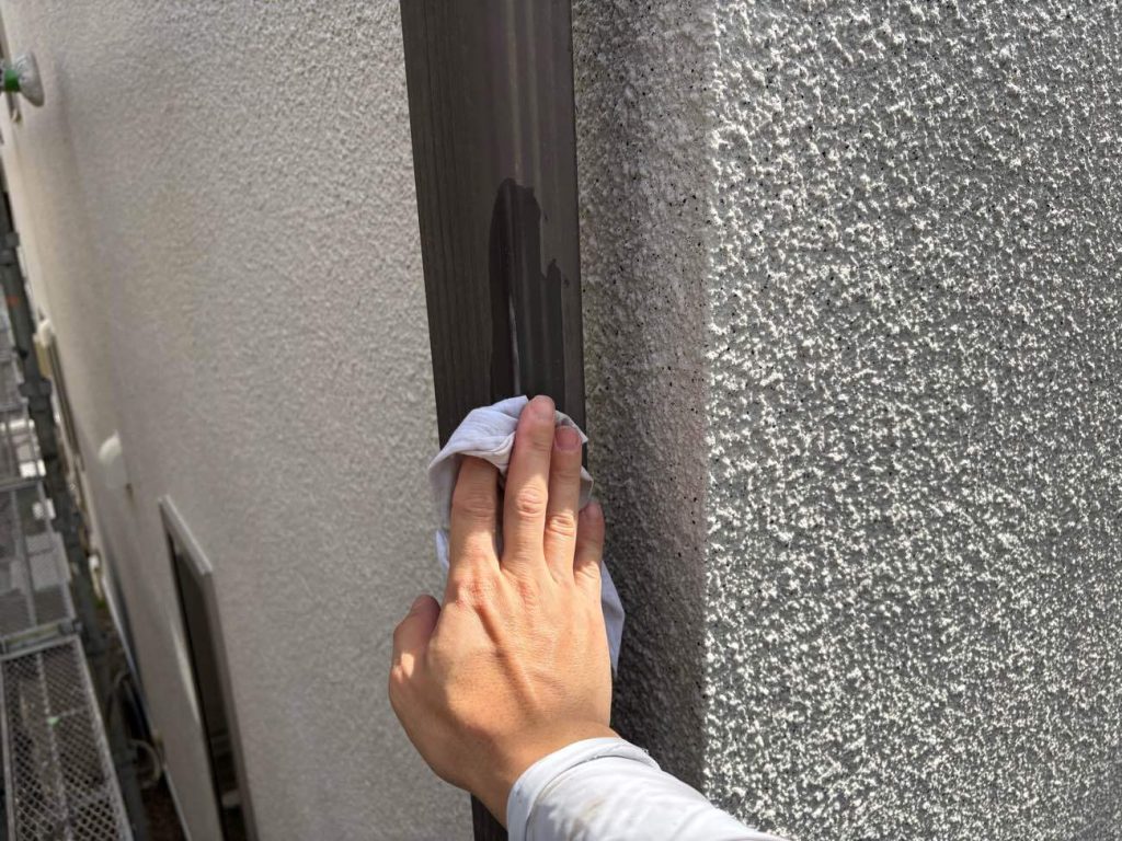 雨樋の下地処理の様子です。樹脂製の雨樋は塗料の密着を高めるために、縦樋含めケレン・シンナー拭きを行います。