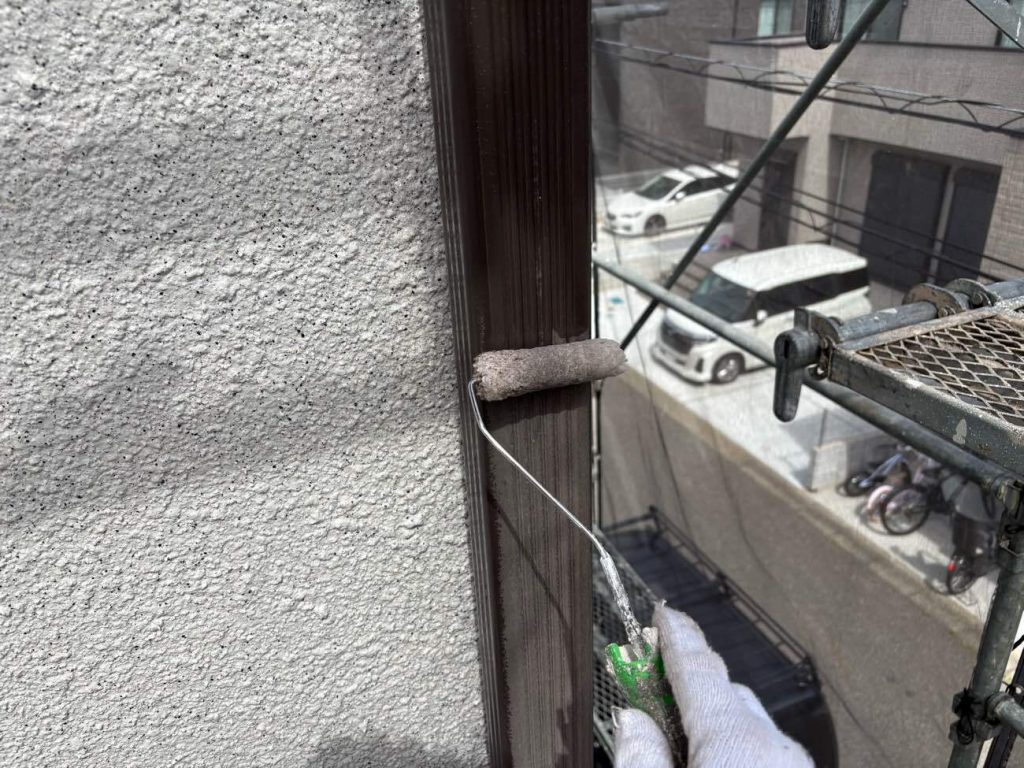 軒樋の下塗りの様子です。中・上塗り塗料との密着を高めるためシーラを塗装します。