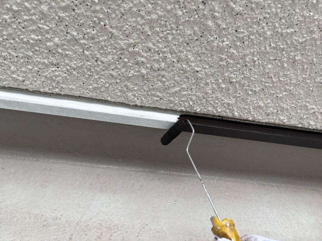 水切りの上塗りの様子です。下塗り後に中塗り・上塗りと分けて塗装します。中・上塗りには日本塗装名人社 無機UVコート溶剤を塗装しました。