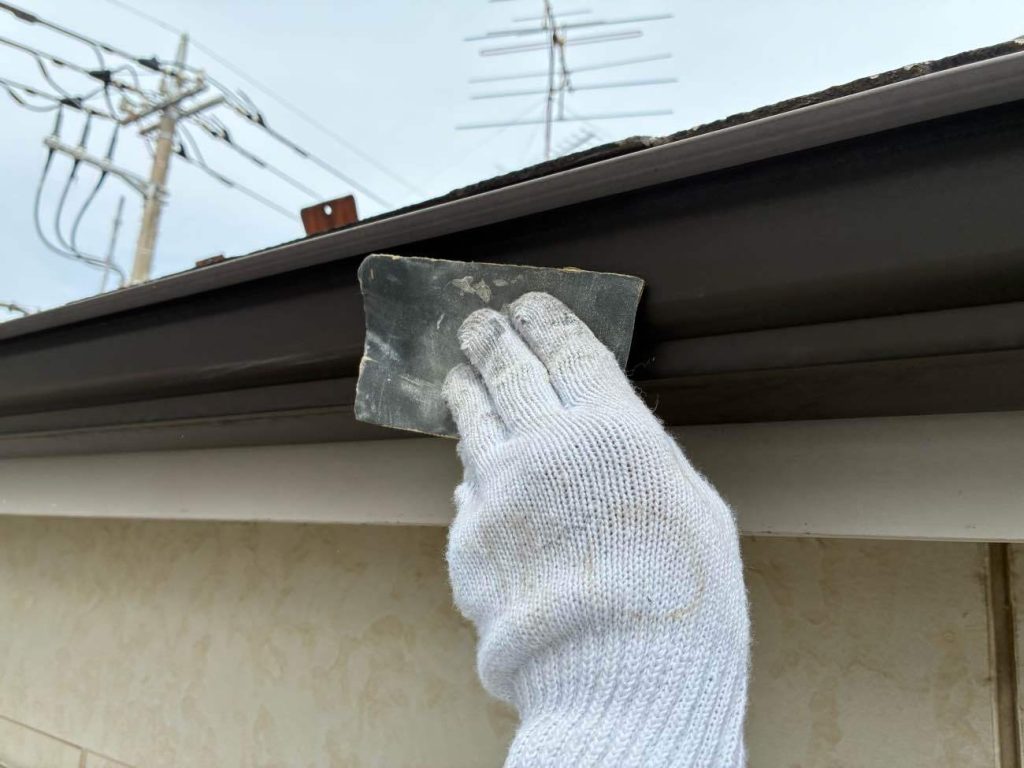 軒樋の下地処理の様子です。樹脂製の雨樋は塗料の密着を高めるために、縦樋含めケレン・シンナー拭きを行います。