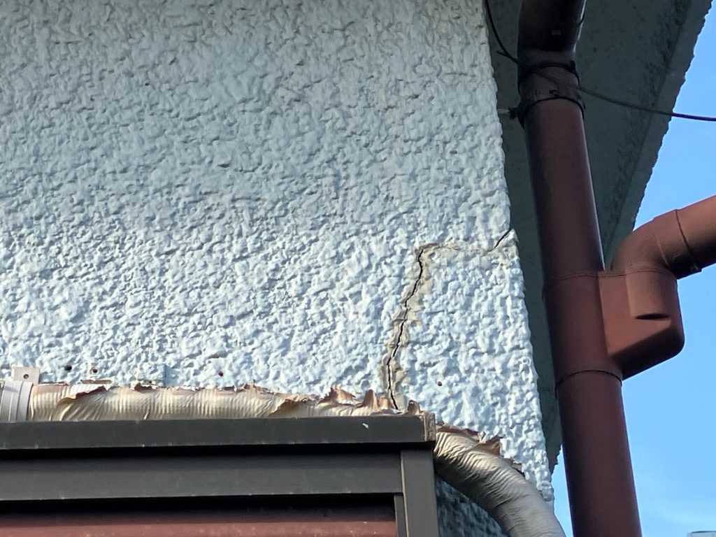 モルタル特有のひび割れ（傷み）が各所に発生しており、雨水が建物内部へ浸入しやすい状態でした。  