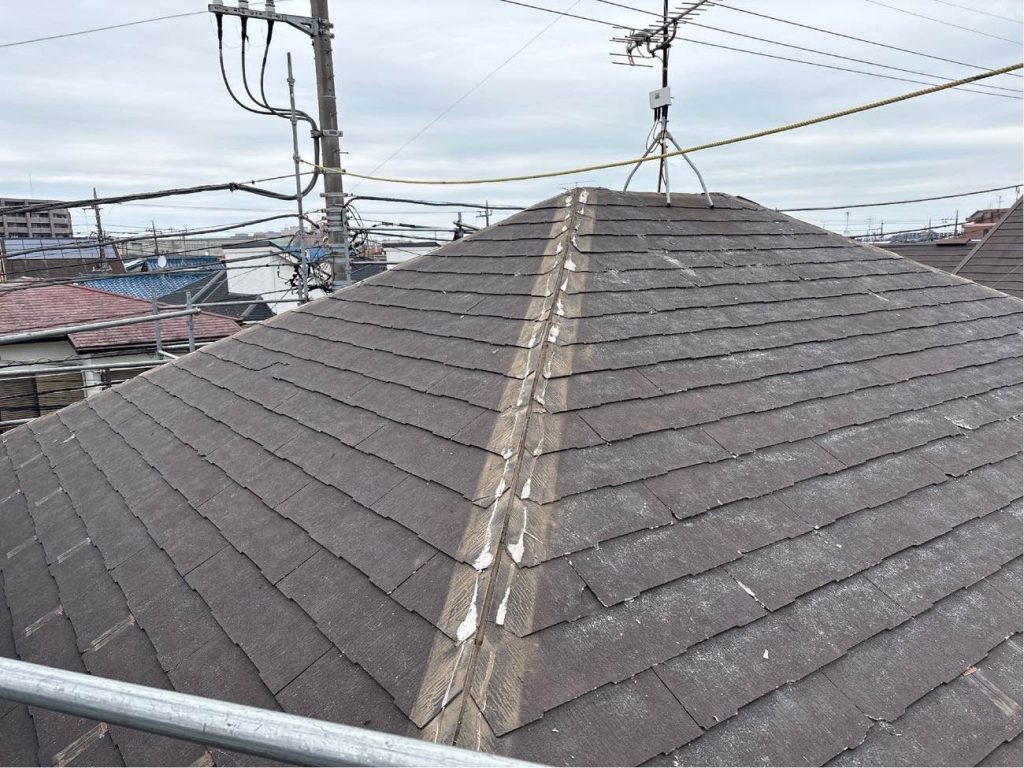 今回屋根はカバー工法のため、元の屋根に付けられていた棟板金を撤去します。