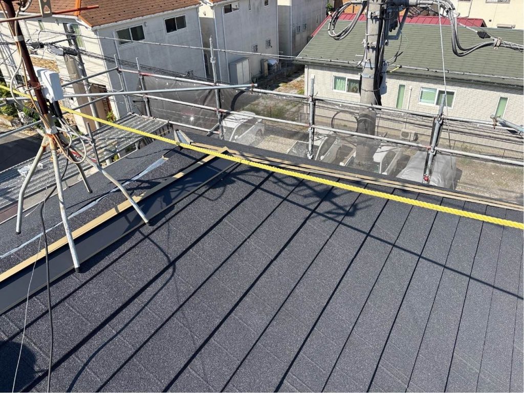 下地の準備が整ったら新しい屋根材を取り付けます。今回使用した屋根材はディーズルーフィング ディプロマットです。ジンカリウム鋼板の表面に天然石粒が焼き付けられており、意匠性、耐久性に優れた屋根材です。