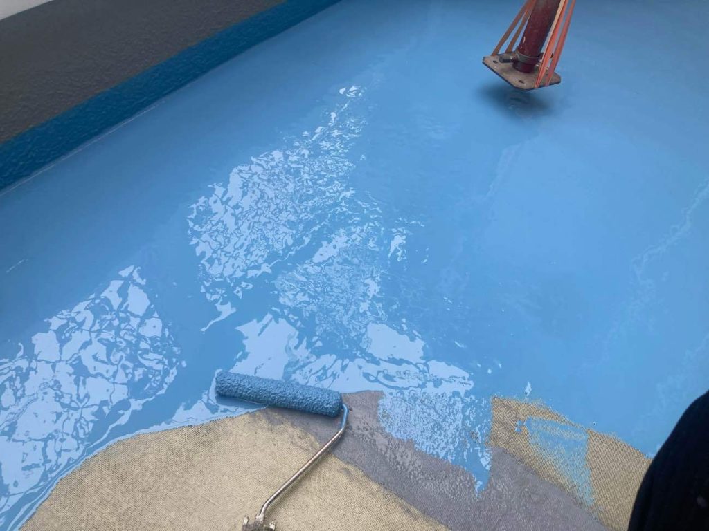ベランダの平場と立ち上がりに対し、プライマー塗布後、メッシュウレタンを2層重ね、最後にトップコートを塗布して防水層を形成します。