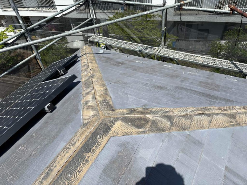 屋根は樹脂製下地（タフモック）を用いて棟板金の交換と換気棟の取付を行いました。写真は既存の棟板金を撤去した後の写真です。