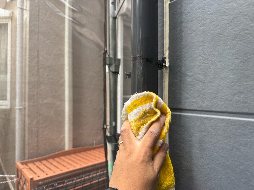 雨樋は、ケレン処理をした後にシンナー拭きをします。シンナー拭きをすることで塗料の密着力を高めています。この作業を念入りに行えば行うほど、下塗り材の密着力が高まるためユウマペイントでは重要視している工程の一つです。