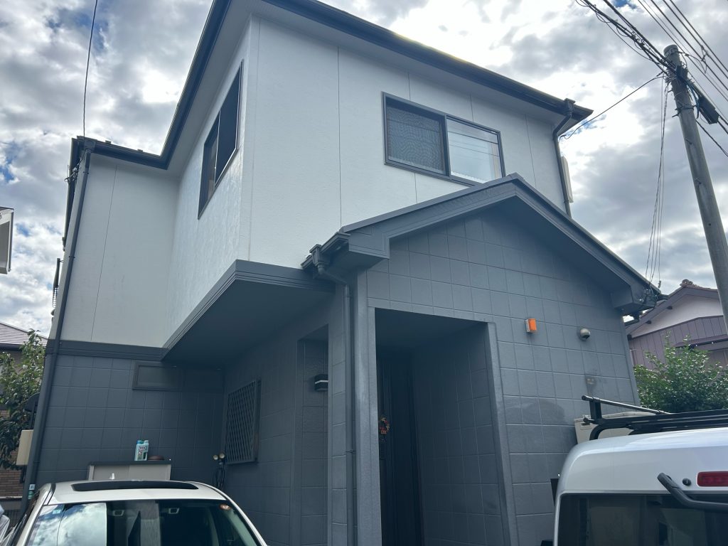 前回の塗装から年月が経過し、紫外線や雨風の影響で外壁や屋根に少しずつ経年劣化のサインが見られ始める時期でした。大切なお住まいを今後も良い状態で保つため、シーリングの打ち替えや屋根板金の補修を含む全体的なメンテナンスが必要な状態でした。