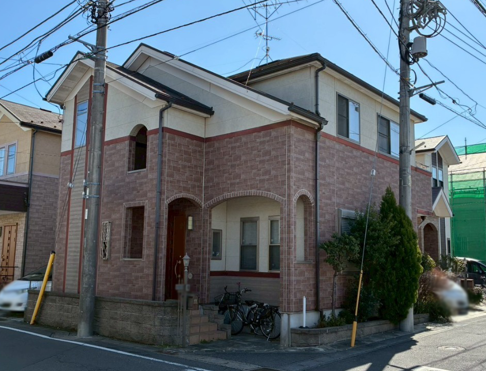 築19年を迎えたポラス（POLUS）のお住まいです。全体的に経年劣化が進行しており、屋根および外壁のメンテナンス時期を迎えていました。
