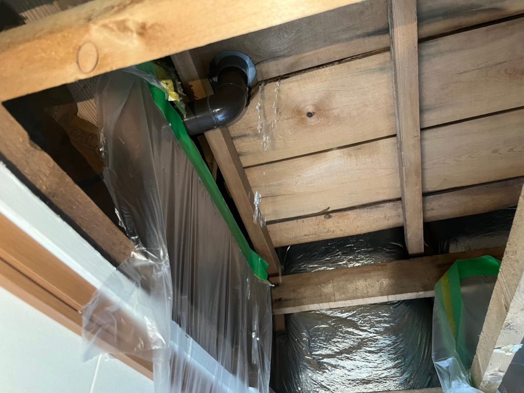 散水調査により浸入経路が発覚しました。これを元に補修工事内容をご提案します。