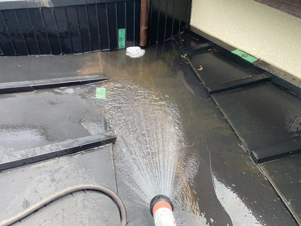 雨漏りの原因を調査します。７箇所のセグメントを順番に散水していきます。