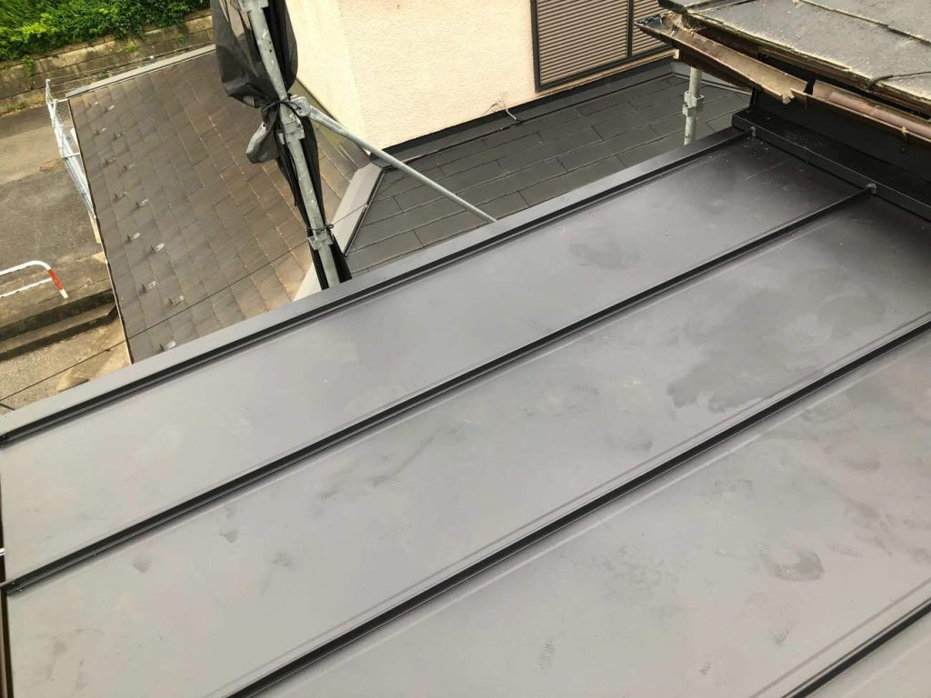 下地造作後、新たに破風板金と軒先ケラバ（斜めの部分）に役物を取り付け、屋根本体にガルバリウム鋼板アールロック455を葺き替えました。