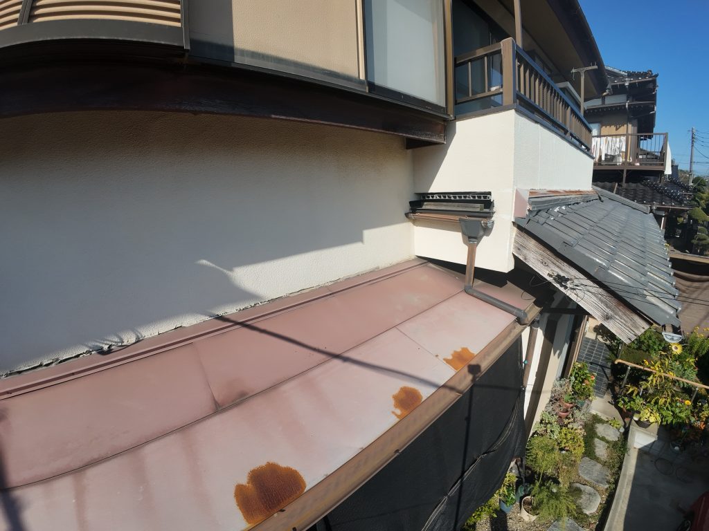 雨漏り発生箇所の外観の写真です。現地調査をもとに雨水が浸入しうる箇所を考察し、セグメントを立てます。