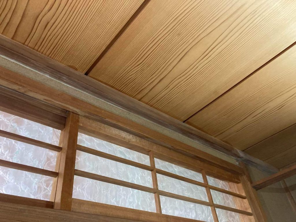 今回の雨漏りご相談箇所は１階居間の横壁からシミが出てきているという内容です。横壁ならびに天井にも雨漏り後（染み）が確認できました。