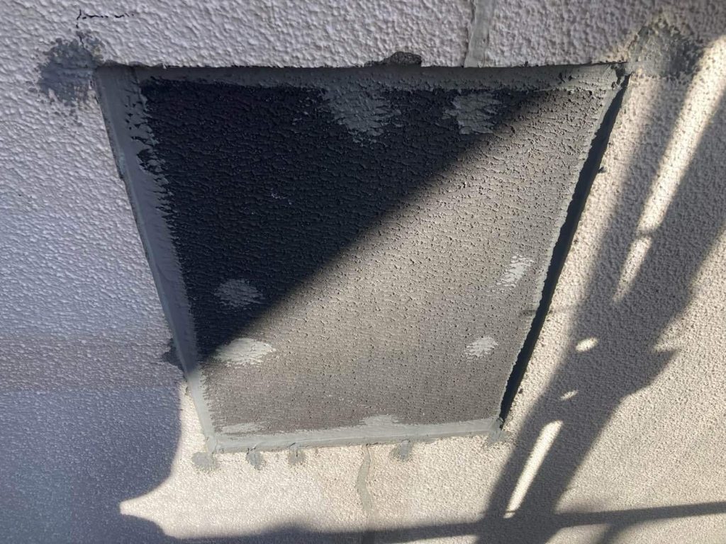 箱型金物を撤去した箇所の外壁部分を補修します。モルタル素材に合わせるための下地処理を行いました。