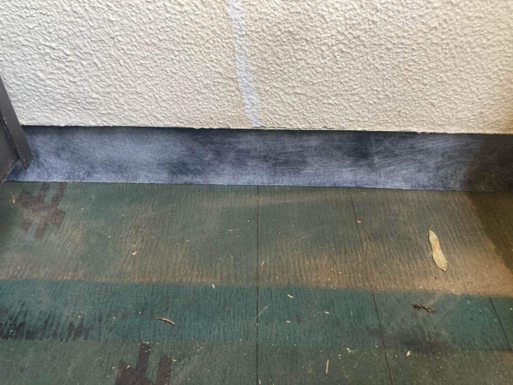 ベランダの床や板金部分のジョイント、壁の取り合いの部分も今回雨漏りの原因の1つだったため補修をします。雨水が浸入しないよう防水処理をし、ベランダ床材を交換しました。