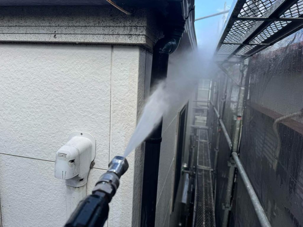 外壁および屋根に蓄積した汚れや古い塗膜を高圧洗浄機を使用し、徹底的に洗い流します。
