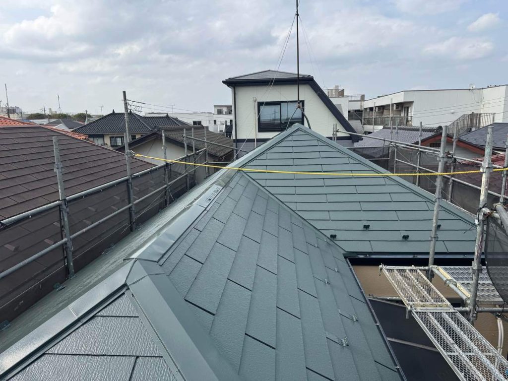 屋根の施工後の様子です。 「無機UVコートルーフ遮熱」のディープグリーン（SC-45）で仕上げられ、高い耐候性と遮熱性を備えた状態へと再生しました。