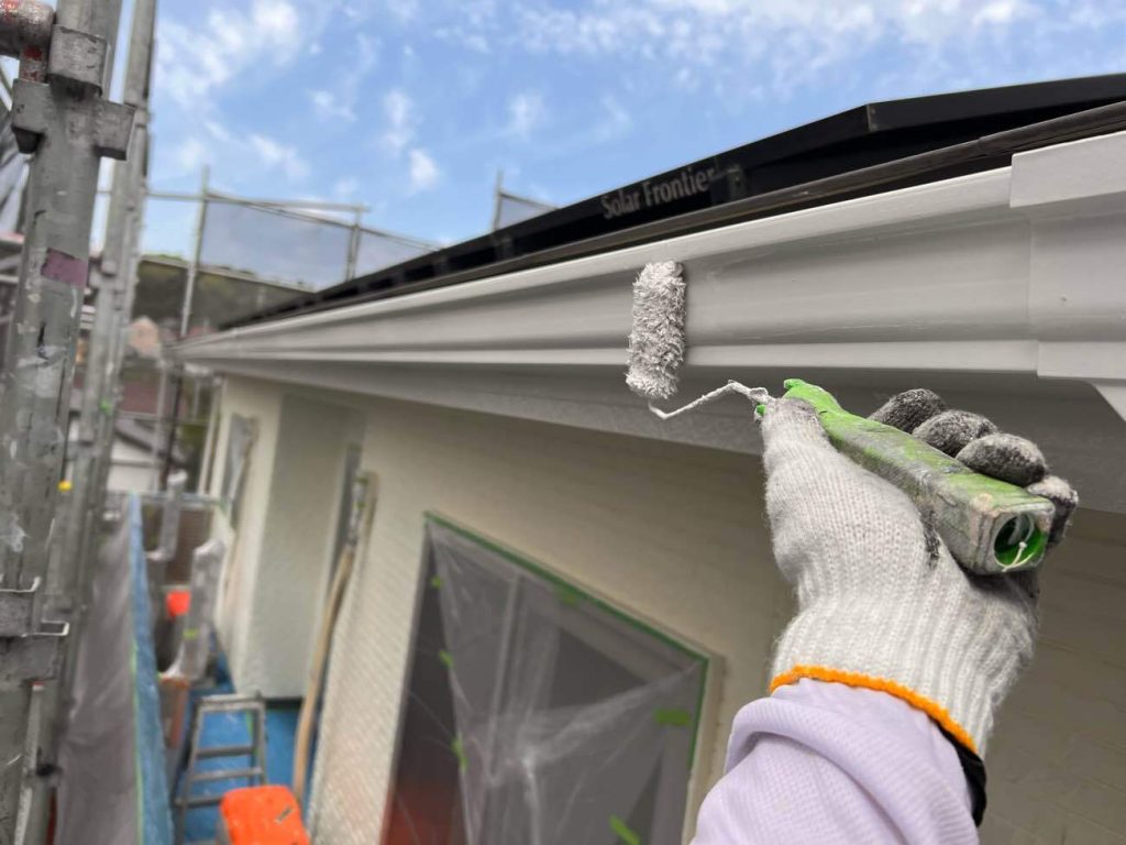 雨樋の塗装工程です。塩化ビニル製の雨樋は塗料が定着しにくいため、まずは専用の「シーラー」を下塗りして塗膜の密着性をしっかりと高めます。その後、外壁と同じ超高耐候グレードの「日本塗装名人社 無機UVコート溶剤」を使用して中塗りと上塗りを重ね、艶やかに仕上げます。付帯部の塗料グレードを外壁と合わせることで、「外壁は綺麗なのに雨樋だけ先に色あせてしまった」という事態を防ぎ、お住まい全体の耐久年数を均一に揃えるこだわりの施工です。