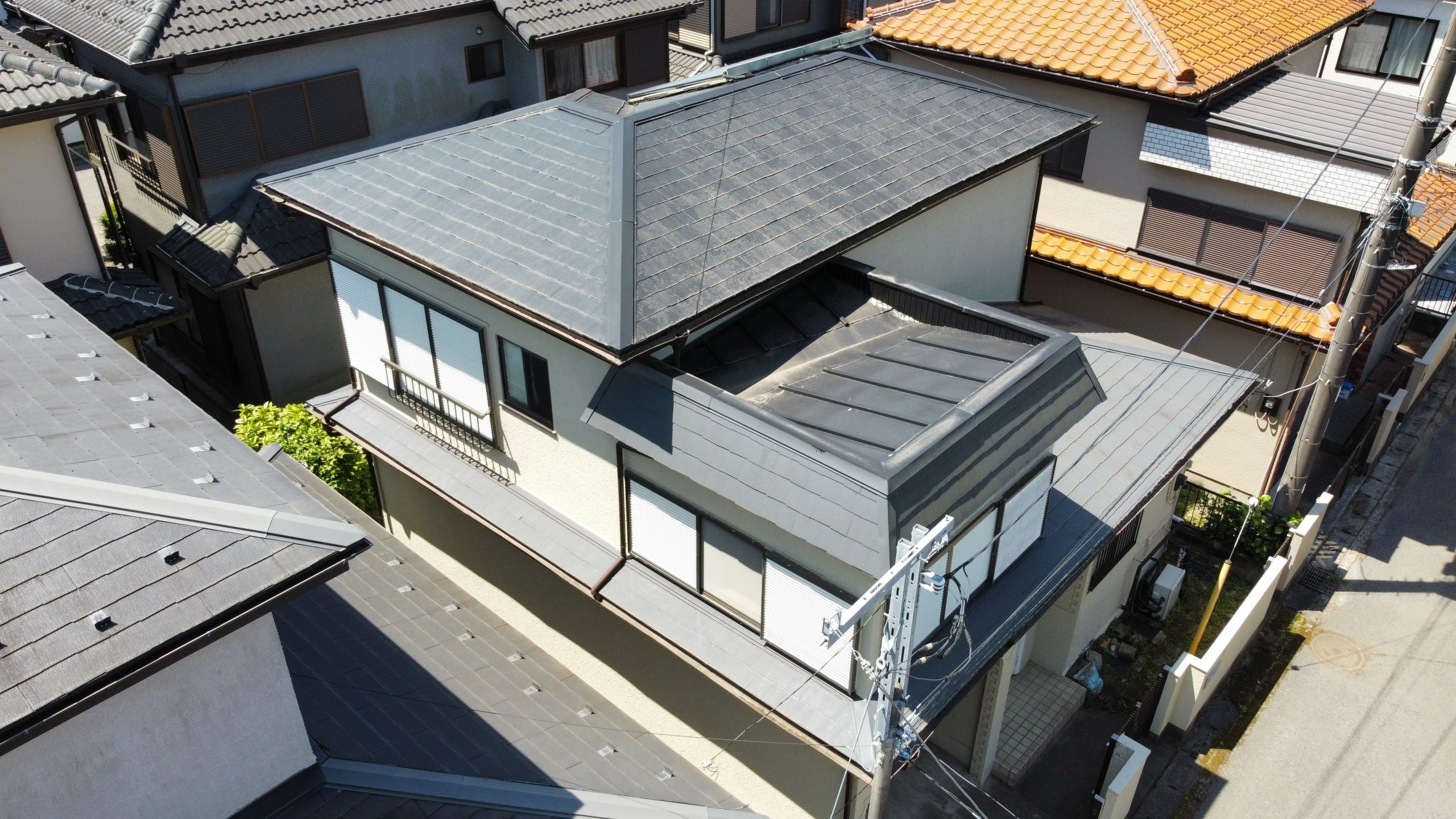 見えない雨水の浸入経路を徹底調査。屋根葺き替えと内装復旧で安心の暮らしを取り戻す
