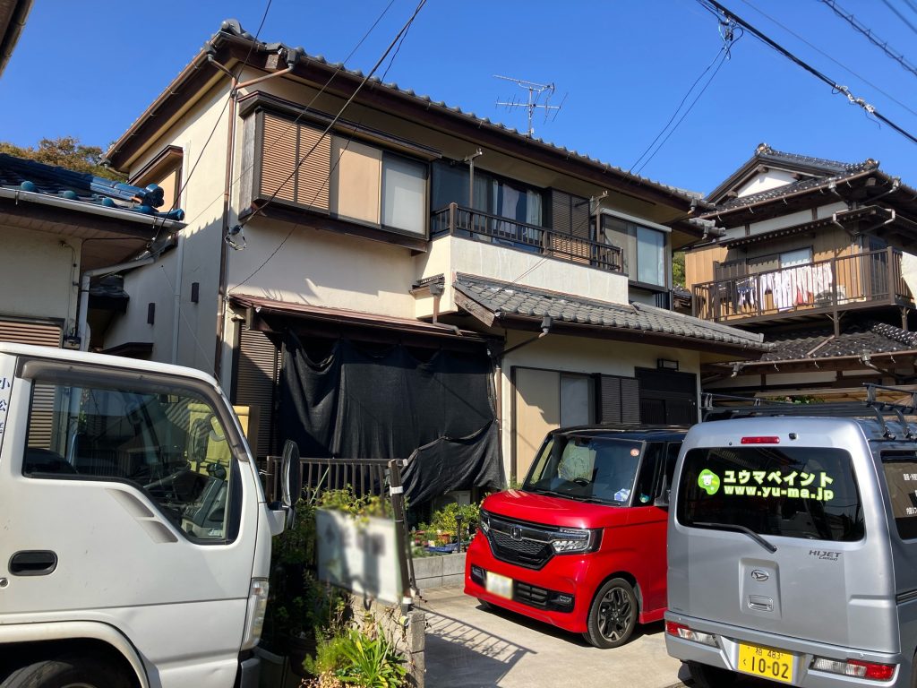 築30〜40年を迎えるH様邸の全景です。経年による外壁の退色や汚れが見受けられました。「1階居間の壁から染みが出ている」とのご相談を受け、漏水調査を実施いたしました。調査の結果、外壁のひび割れや西面・南面の窓廻り周辺から雨水が浸入していることが判明したため、原因箇所のモルタルを解体し、内部から根本的に修繕する漏水補修工事を行います。