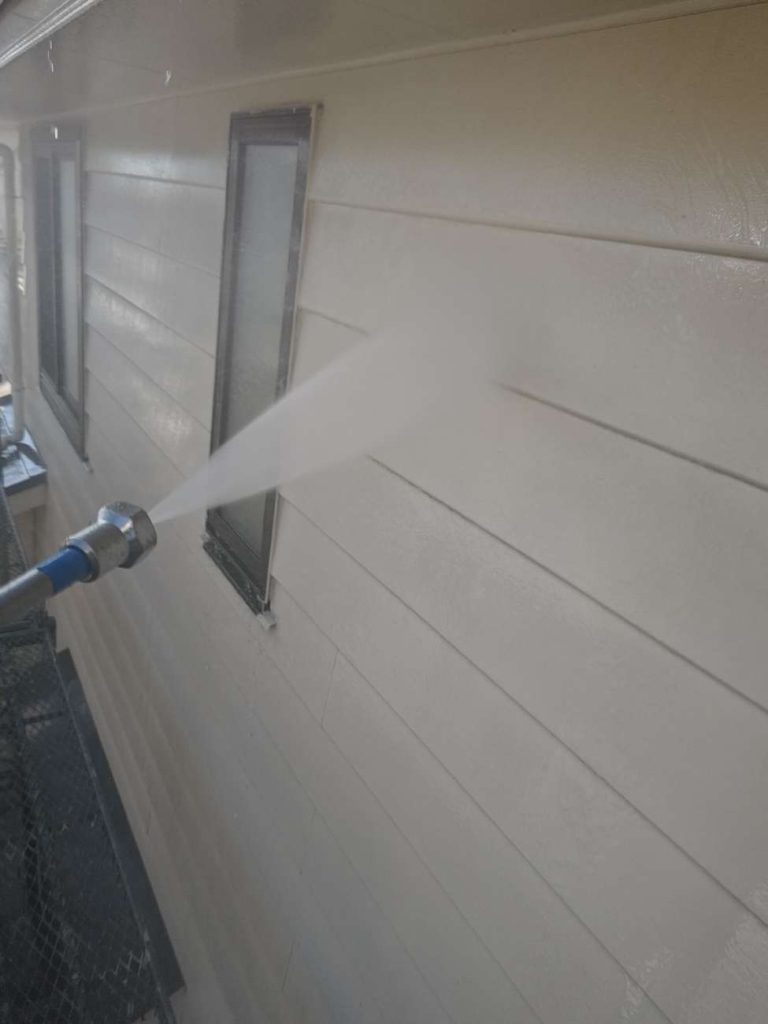 外壁および屋根に蓄積した汚れや古い塗膜を高圧洗浄機を使用し、徹底的に洗い流します。