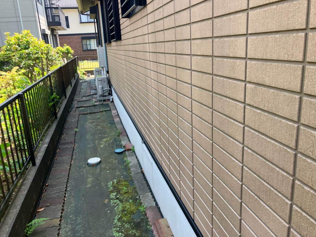 施工前の外壁（サイディング）の様子です。紫外線や雨風の影響により、表面の塗膜が劣化し防水機能が低下し始めている状態です。今回はこだわりのダブルタッチ工法を用いて、立体感のある美しい外壁へ塗装していきます。