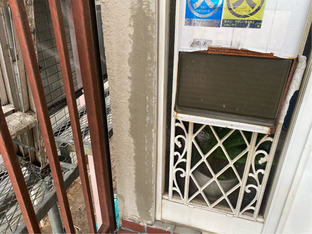 シーリング充填後、その上から左官用モルタルを塗布して表面を平滑に整えます。補修跡が目立たないよう周囲の壁面と段差をなくし（肌合わせ）、塗装後の仕上がりを整えるための工程です。