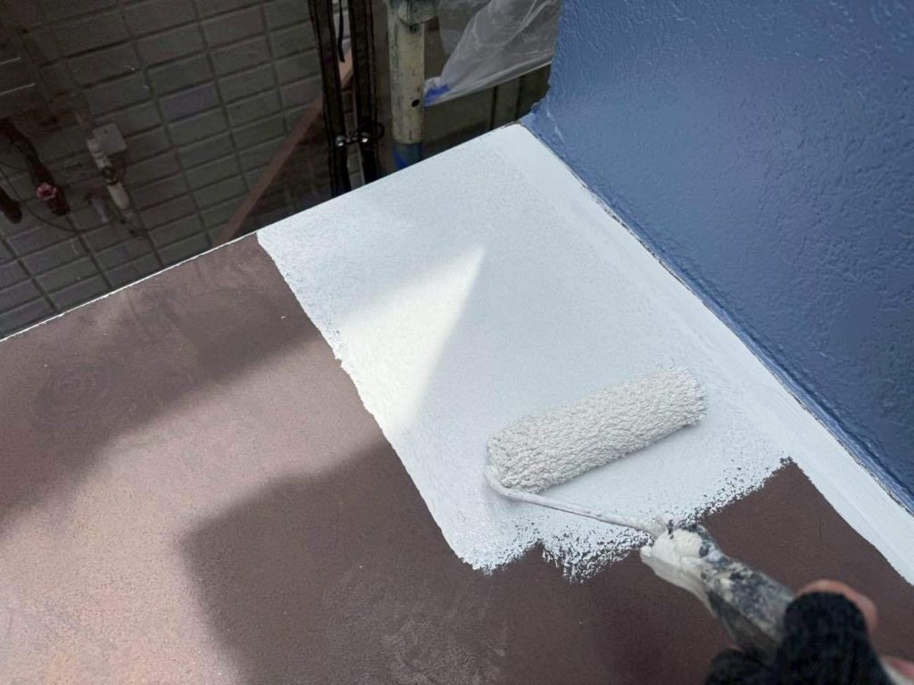 庇部分の下塗りの様子です。シャッターボック同様に錆止め効果のある下塗り剤を塗装します。