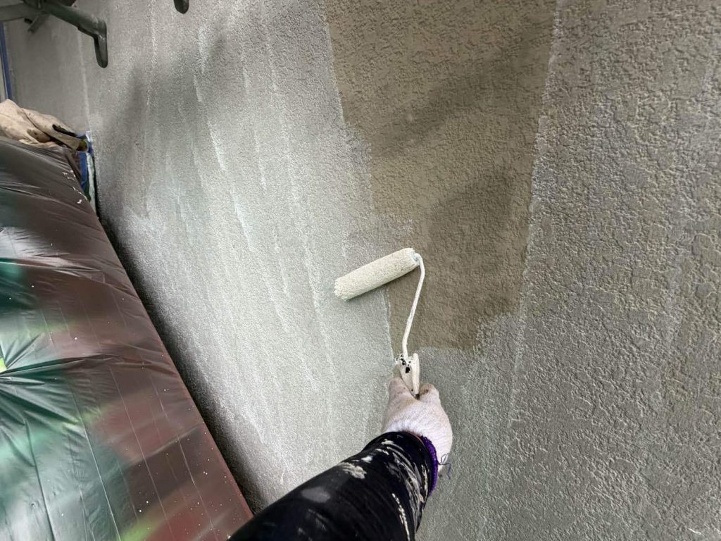 下塗りには「水性カチオンシーラー」を使用しています。この塗料はモルタル素材に対する浸透力と密着性に非常に優れており、傷んだ外壁を補強しつつ、後から塗る上塗り塗料を確実に密着させるための強力な接着剤の役割を果たします。