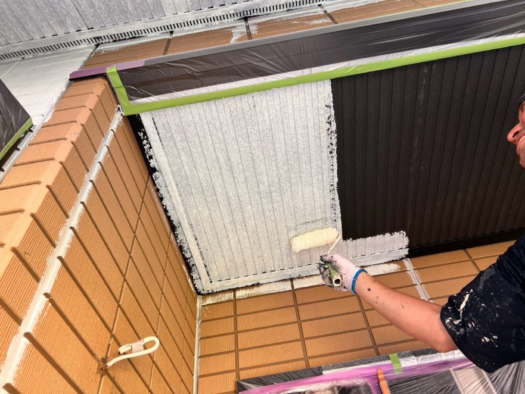 下地処理後、素地と塗料の密着を高めるためシーラーを塗装します。吸い込みムラを抑えることで、この後重ねる仕上げ塗料の性能を十分に発揮させる工程です。