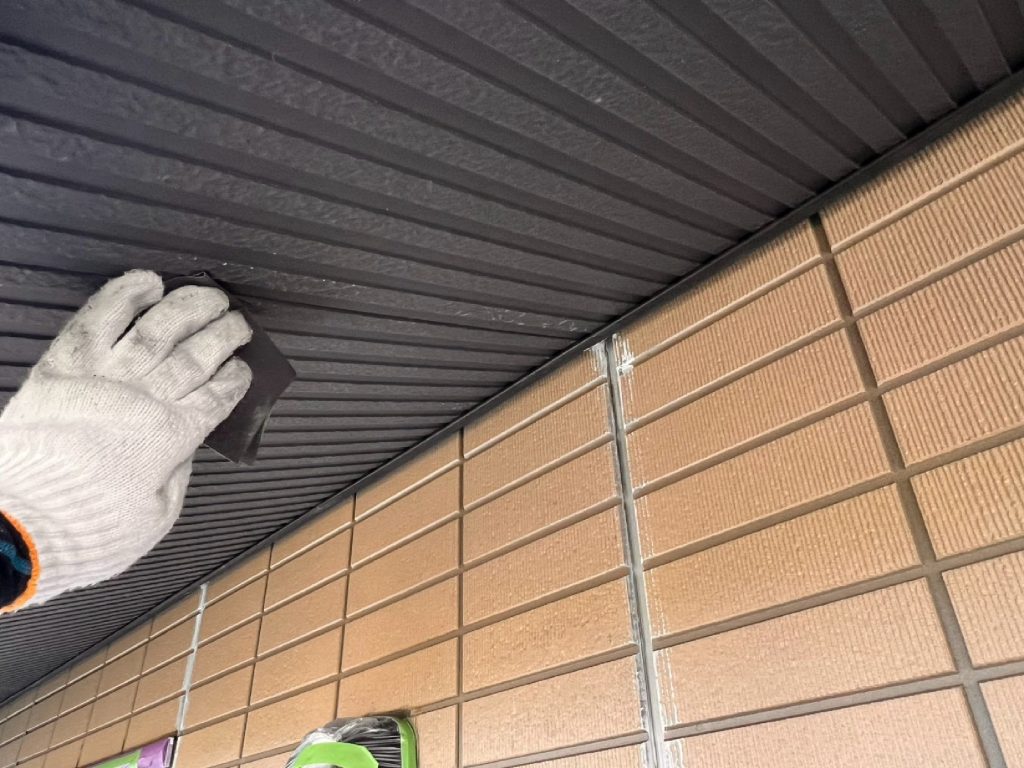 経年劣化した既存塗膜や汚れをケレンとシンナー拭きで丁寧に除去し、下地を整えます。湿気がこもりやすい部位のため、下地からの処理が仕上がりを左右します。