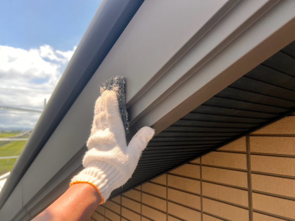 サンドペーパーによるケレン処理とシンナー拭きを行い、既存塗膜や汚れを除去して下地を丁寧に整えます。素材への密着力を高める、仕上がりを左右する重要な工程です。