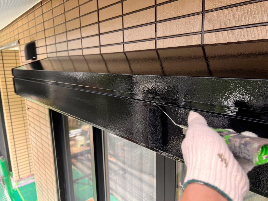 中塗り・上塗りには日本塗装名人社 無機UVコートを使用します。サッシ色に調色し外観になじませながら、外壁と同等の耐久性を持たせる仕上げとしています。