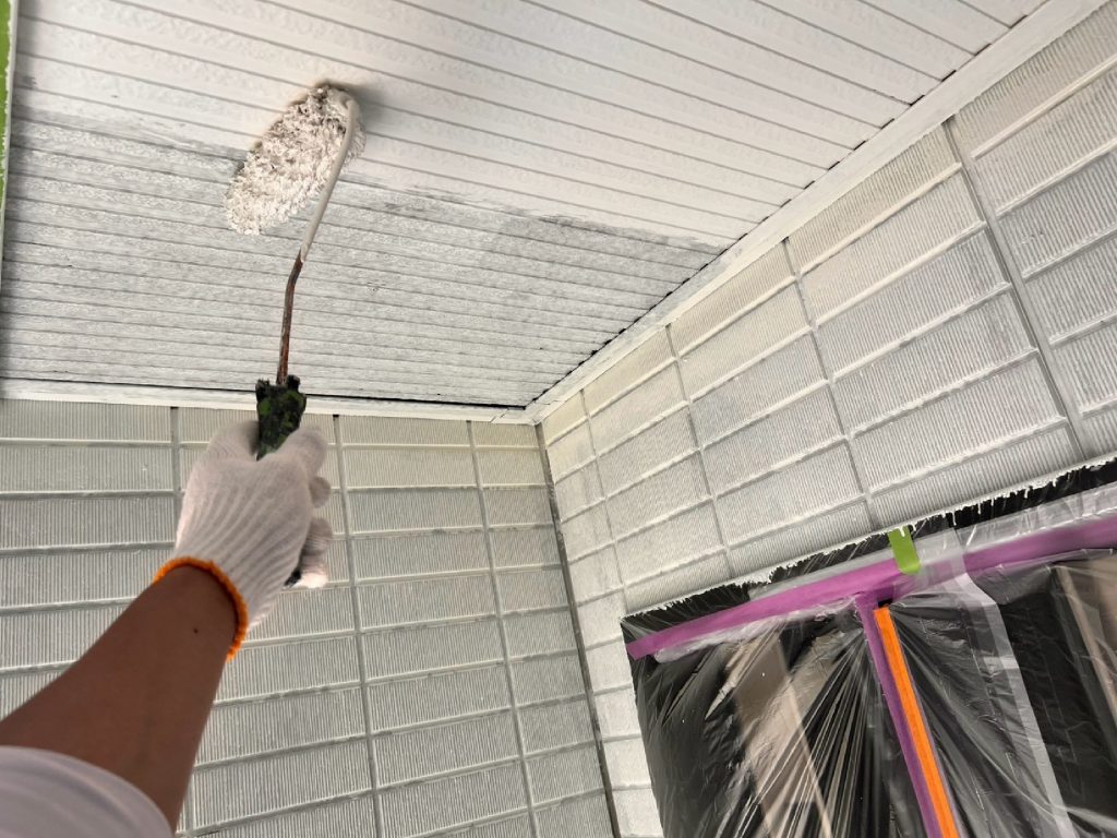 中塗り・上塗りには日本塗装名人社 無機UVコートを使用します。小屋裏の湿気の出入りがある部位のため透湿性にも配慮し、結露やカビの発生を抑える仕上げとします。