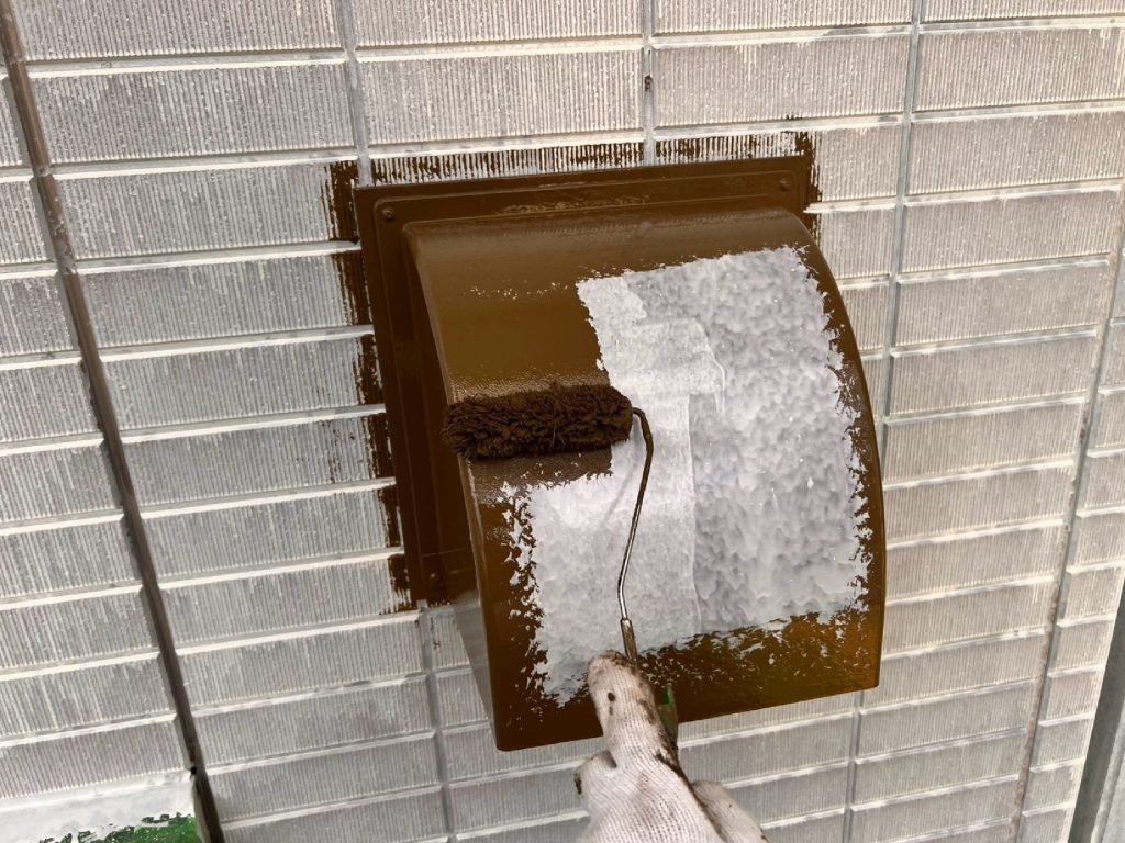 中塗り・上塗りには日本塗装名人社 無機UVコートを使用します。紫外線や雨風にさらされやすい部位のため、高耐候塗料で美観と防水性を長く保ちます。ムラなく丁寧に。