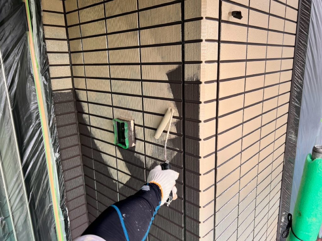 外壁の意匠性を高めるため、ダブルタッチ工法にてタイル調の質感を再現します。専用ローラーで凹凸を丁寧に付けながら塗り重ね、まるでタイル張りのような立体的な風合いに仕上げます。