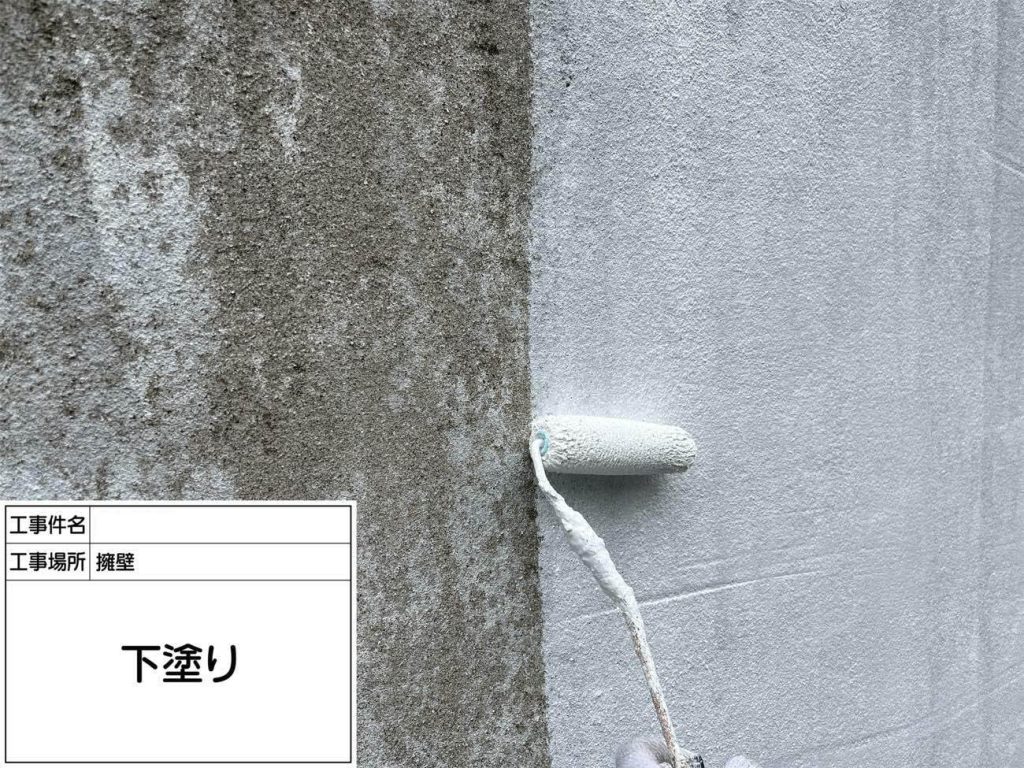 下地処理後、コンクリート専用の下塗り材を塗布します。素地への浸透性に優れ、この後重ねる中塗り・上塗り塗料との密着力を高めるための工程です。