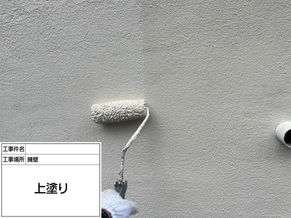 外壁の中塗り・上塗りには日本塗装名人社無機UVコート水性を使用します。濃色部はSC-15、淡色部はSC-5で塗り分け、色に変化をつけて仕上げます。