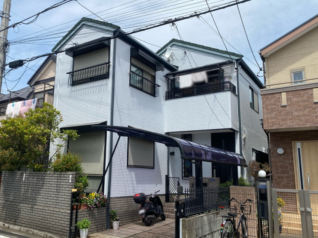 施工後の外壁および全景写真です。高耐候シールへの打ち替え後、「無機UVコート水性（SC-05）」で塗装を行いました。 付帯部も適切に塗り分け、建物の保護機能を長期的に維持する状態へと整えています。