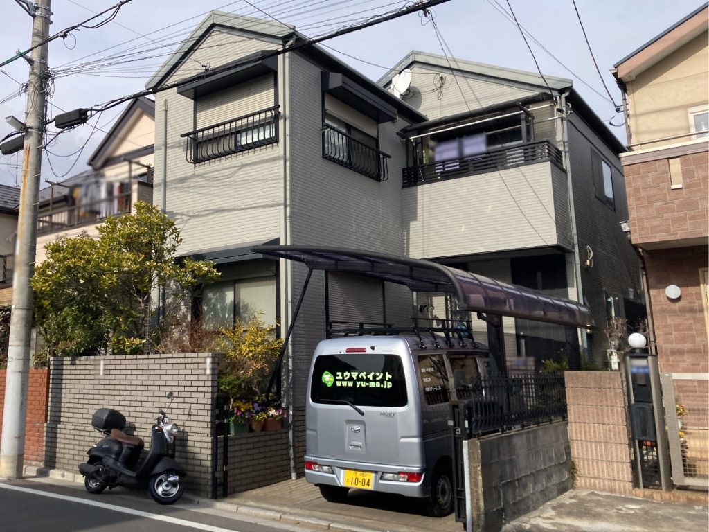 施工前の全景です。前回塗装の塗膜にひび割れが見られたほか、屋根はコロニアル材の耐久年数が経過し、複数箇所にひび割れも確認されました。屋根はカバー工法、外壁は高耐久塗料で建物をしっかり保護していきます。