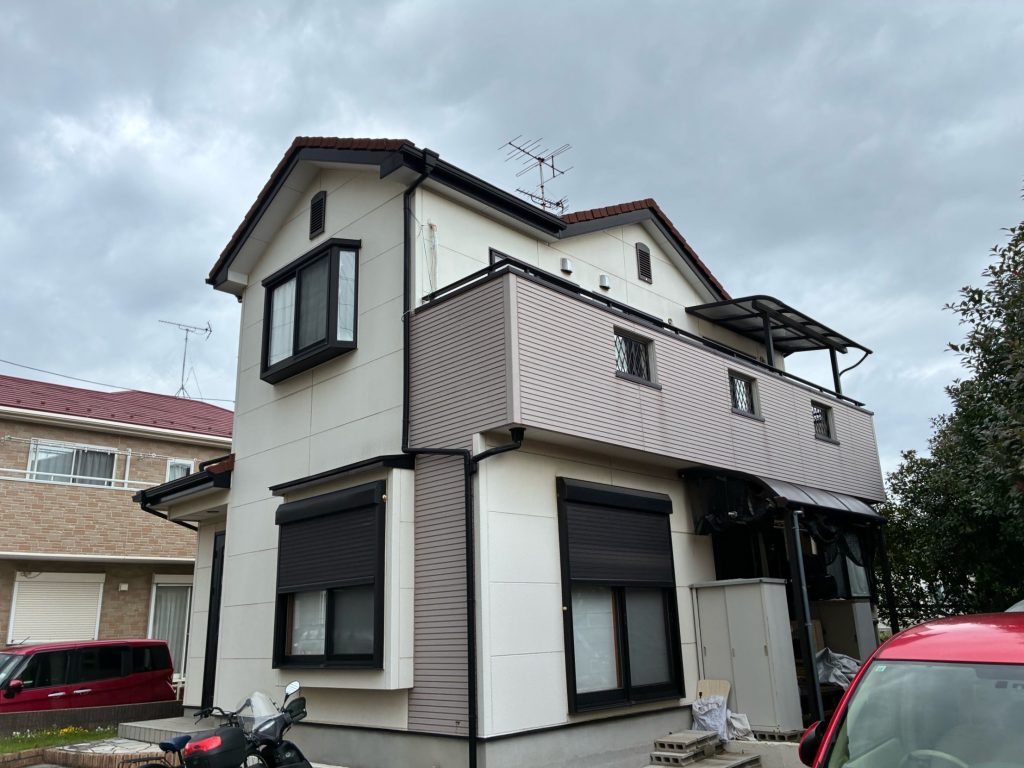 施工前の外壁全景です。クリーム色のパネルとピンクベージュのボーダー部で構成された外壁で、全体に汚れや色あせが目立ち、塗膜の劣化が進んでいる状態でした。