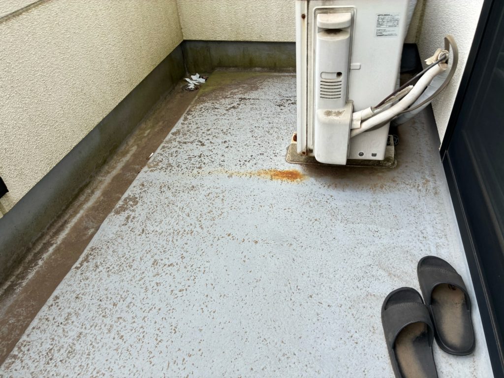 ベランダのFRP防水床面です。表面のトップコートが経年により劣化し、細かいひび割れが見られました。放置すると防水層の傷みや雨漏りにつながるため、トップコートの塗り替えが必要です。