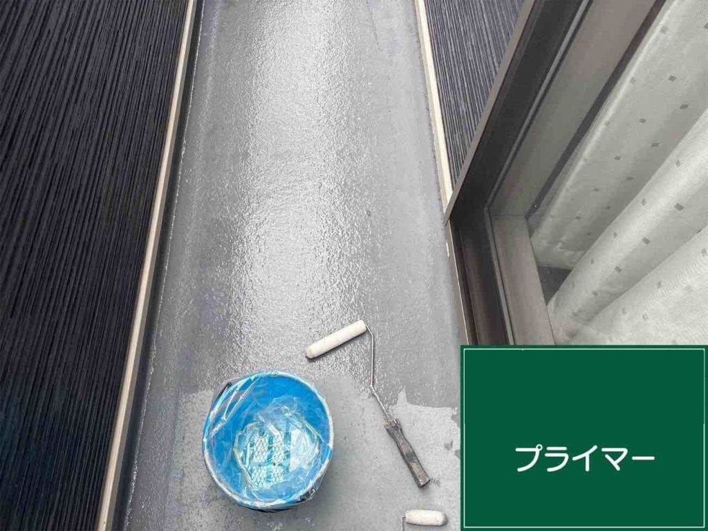 研磨した床面にローラーでプライマーを塗布します。下地と防水層をしっかり接着させる役割があり、この工程が仕上がりの耐久性に影響します。壁との取り合い部分など細かい箇所は、刷毛で丁寧に塗り込みます。