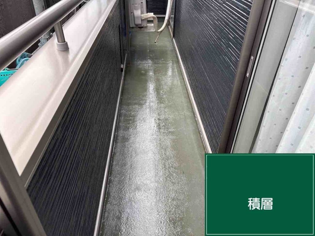 FRP防水の中心となる工程です。ガラス繊維のマットを敷き、樹脂を含浸させながら、床面に防水層を作ります。強度が高く、継ぎ目のない丈夫な防水層になります。