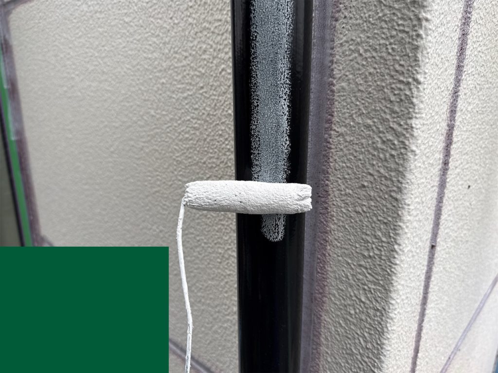 雨樋の下塗りには浸透シーラーを使用します。樹脂素材特有のツルツルとした表面にも塗料がしっかり密着するよう、下地との付着力を高める工程です。